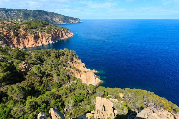 夏の海の岩の多い海岸の景色、コスタブラバ、カタルーニャ、スペイン。