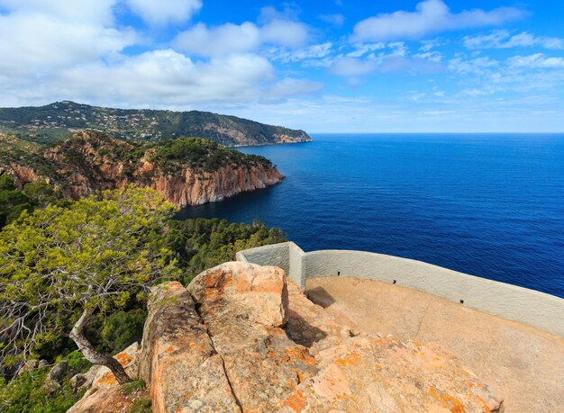 Foto vista sulla costa rocciosa del mare estivo con banco di osservazione costa tra barcellona e palamos costa brava catalogna spagna