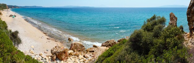 마오리 해변(Gomati, Halkidiki, Greece)이 있는 여름 바다 꼭대기. 3컷으로 고해상도 파노라마를 연결합니다. 사람들은 알아볼 수 없습니다.