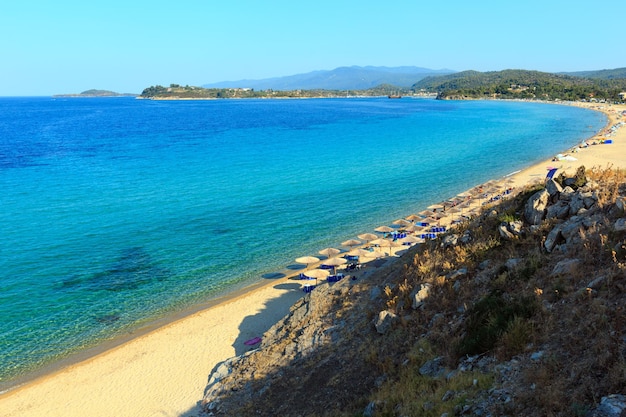 Вид сверху на море летом с пляжем Трани Аммуда (Ормос Панагиас, Халкидики, Греция).