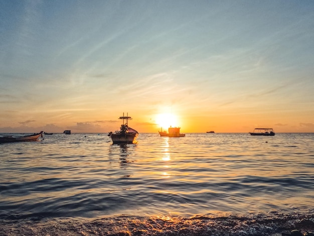 熱帯の島の夏の海の景色