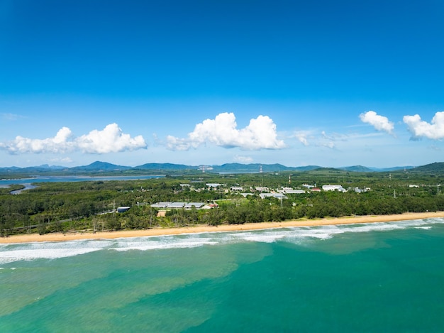 写真 夏の海の波 自然の背景 ドローンの空中写真 海の背景