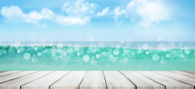 空のテーブルと晴れた空の夏の海