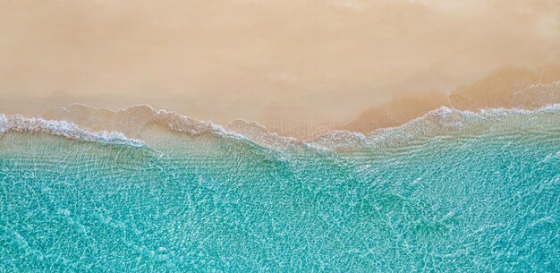 写真 夏の海景色 美しい波 晴れた日の青い海水 ドローンからのトップビュー 海の空中景色