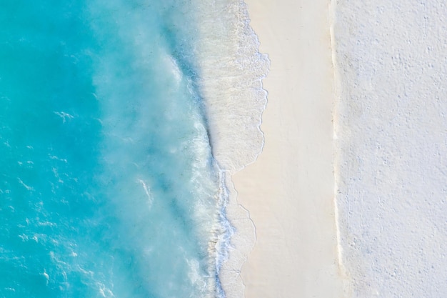 Летний морской пейзаж, красивые волны, голубая морская вода, Средиземное море, расслабляющий солнечный берег. Вид сверху с дрона