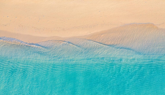 夏の海の美しい波、晴れた日の青い海の水。ドローンのトップ ビュー。海岸空撮