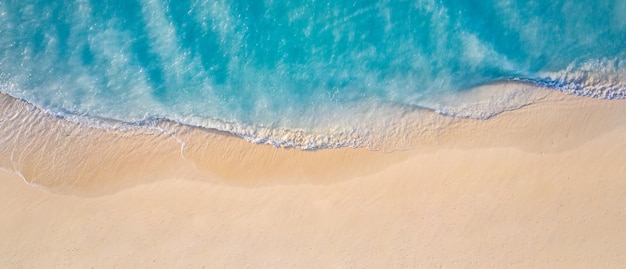 Foto paesaggio marino estivo bellissime onde acqua di mare blu vista dall'alto dal drone costa aerea soleggiata del mare