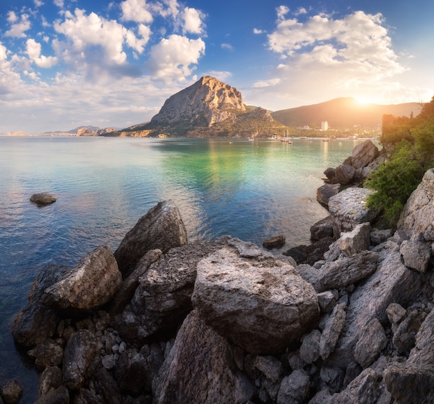 夕暮れ時の夏の海。カラフルな風景