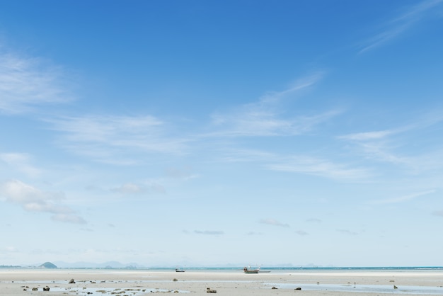 Летний морской пейзаж с зеленым островом и голубом фоне неба