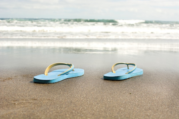 Photo summer shoes on sand