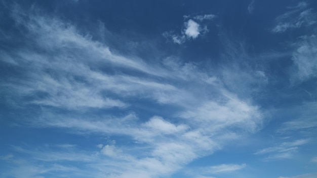 밝은 파란 하늘에 있는 여름 하늘의 시러스 구름, 자연에서 파란하늘을 지나가는 희미한 시루스 구름