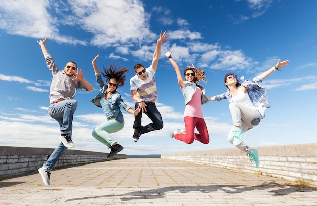 사진 여름, 스포츠, 춤, 십대 생활 방식 개념 - 점프하는 십대 그룹