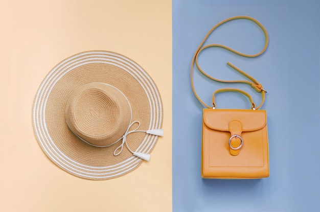 夏の麦わら帽子と青とピンクのオレンジ色のバッグ