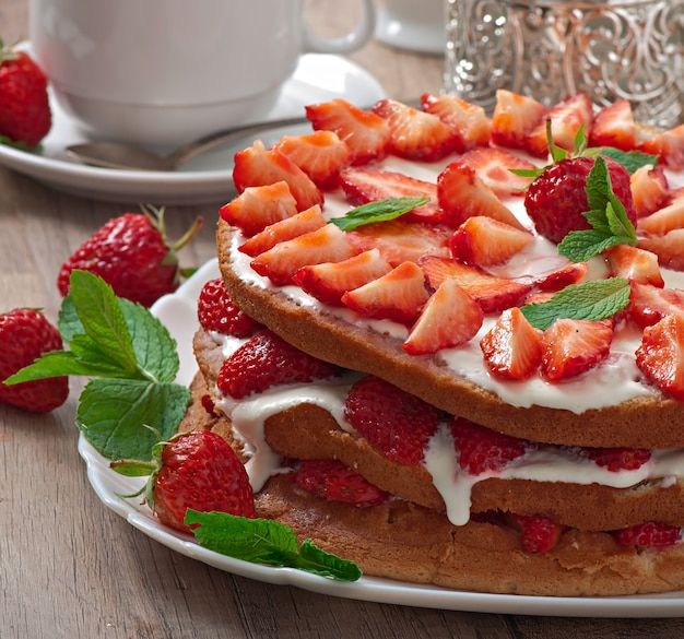 소박한 형태의 여름 딸기 케이크