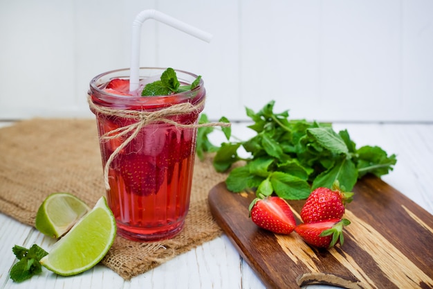 ライムとミントのグラスで夏のストロベリードリンク