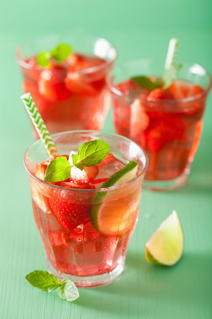 Foto limonata estiva alla fragola con lime e menta