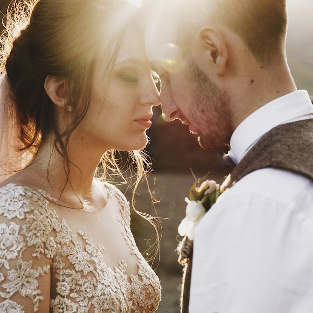 Photo summer sun shines over stunning wedding couple walking in lonely georgian town