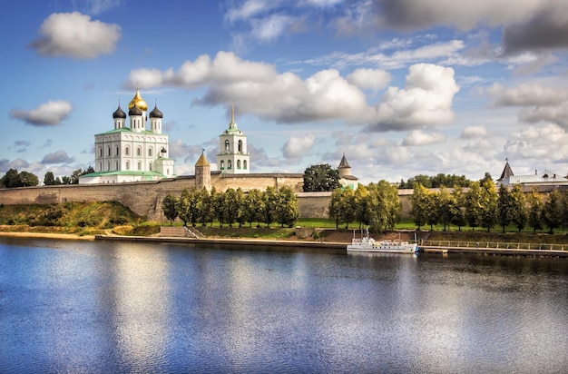 Летний солнечный день в Псковском Кремле и красивые облака в голубом небе