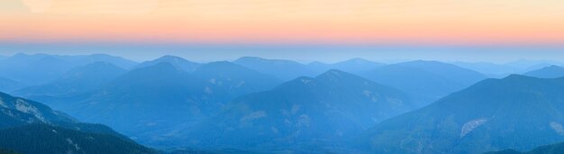 Foto alba estiva montagna dei carpazi