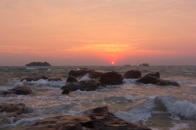 Морской пейзаж восхода солнца лета на тропическом острове Ронг в Камбодже