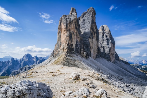 Летний восход солнца в Tre Cime di Lavaredo в национальном парке Доломитовых Альп Италия