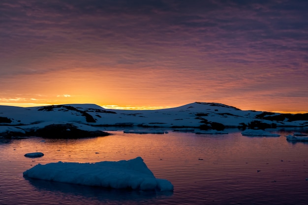 Foto tramonto estivo in antartide