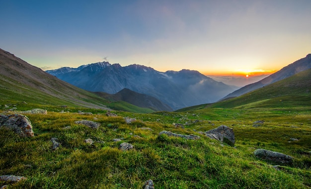 Фото Летний закат в горных вершинах