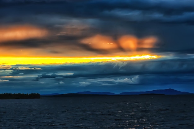 Tramonto estivo lago, natura, cielo bellissimo