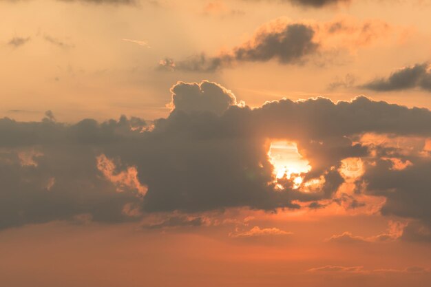 田園地帯に沈む夕日