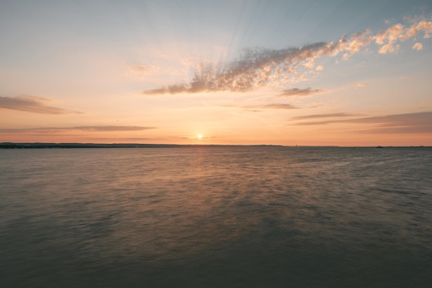 海辺の夏の夕日