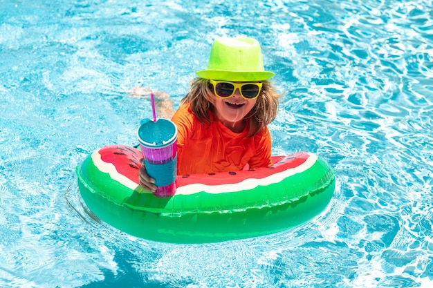 Летнее плавание и расслабляющее плавание на кольце в бассейне у бассейна дети играют в бассейне летом