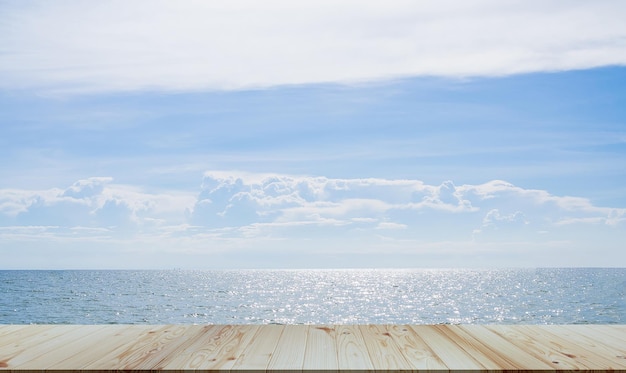 海の背景に夏のテーブルバーカウンター日曜の雲の青い空と海に木製のバーカウンター水に空の机のモックアップ旅行熱帯の休日のカウンターバープレゼンテーション用の空きスペース