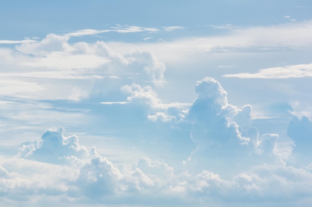 青い空に夏の時間の積乱雲