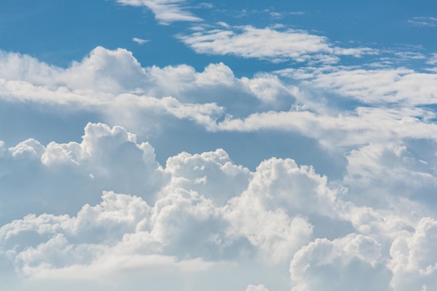 青い空に夏の時間の積乱雲