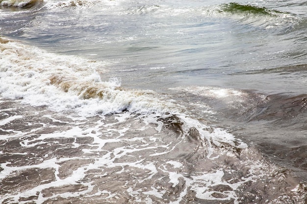 写真 晴天時のバルト海の寒い海の夏時間