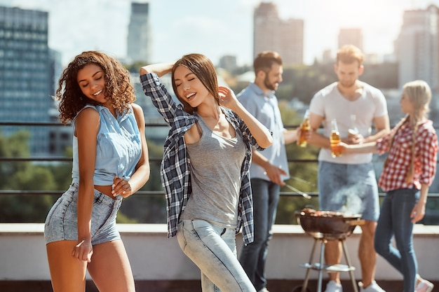 夏の若くて遊び心のある女性は、上に立って踊り、楽しんでいます