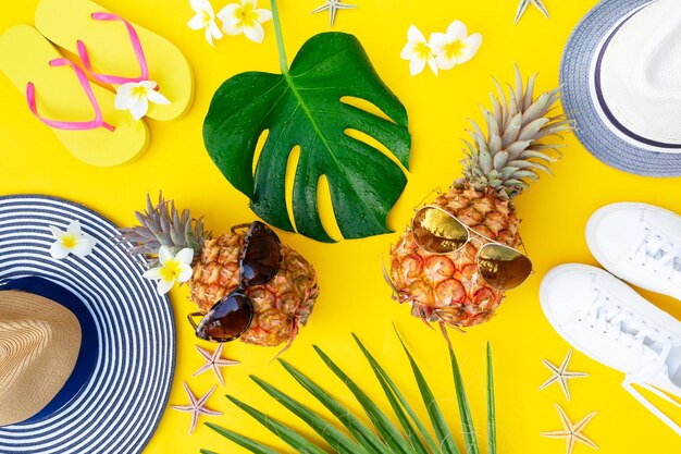 Photo summer top view flat lay pattern with pair pineapples on yellow background