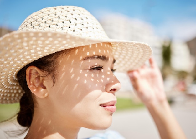 写真 コンテンツを探している女性による夏の旅行とビーチの太陽の帽子は、リラックスして落ち着いて、新鮮な空気と自由な時間を楽しんでいます 自然の光とフロリダで休暇中の女性のクローズアップは、熱帯の景色と海を楽しむ