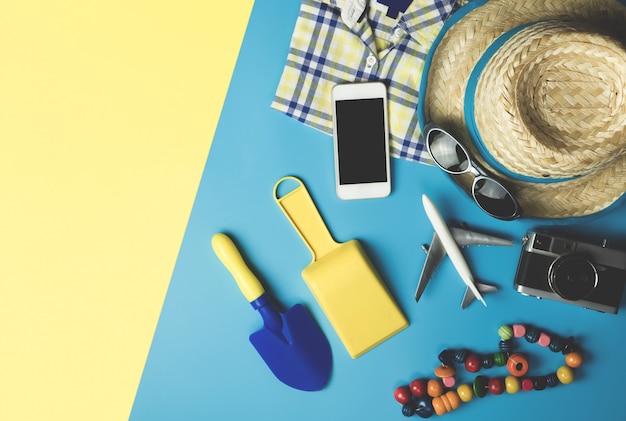 사진 파란색 노란색 복사 공간에 소년을위한 여름 여행 패션