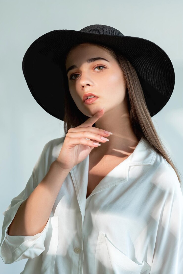 Photo 夏のトレンドルックモデルポーズの女性の帽子