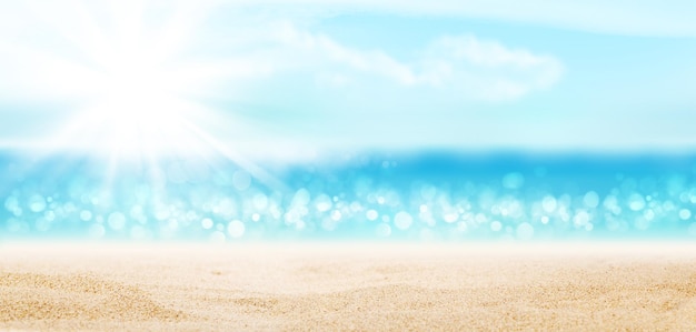 輝く波の砂と青い晴れた空を持つ夏の熱帯の海