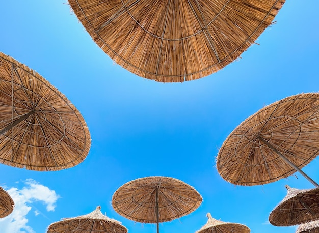 Летние каникулы фон Тропический праздник баннер Праздник расслабиться на солнце Остров зонтик от солнца на фоне голубого неба