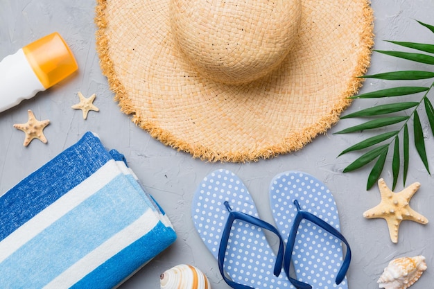 Concetto di vacanza estiva accessori da spiaggia piatti e asciugamani vista dall'alto spazio per il concetto di viaggio di testo