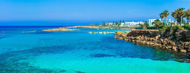 Vacanze estive nell'isola di cipro. protaras, baia del fico