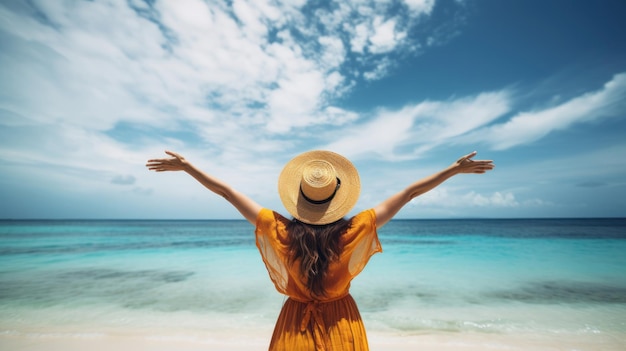 Летние каникулы счастливые беззаботные радостные бикини женщина руки вытянуты в счастье наслаждаясь тропическим пляжем место назначения Девочка отдыха сидит с солнечной шляпой расслабляется сзади на карибском отдыхе
