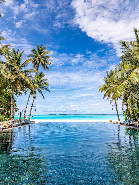 夏の休暇の風景、高級リゾート パーム インフィニティ プール、素晴らしい海景ラグーンの晴れた青い空