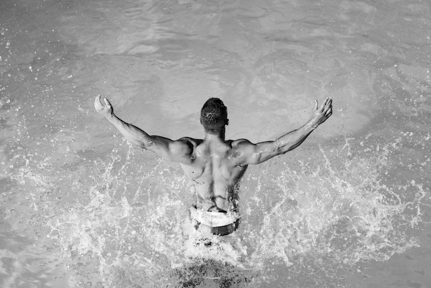 Летние каникулы и путешествия на фоне океанской воды взволнованный спортивный мужчина в купальной одежде на бл
