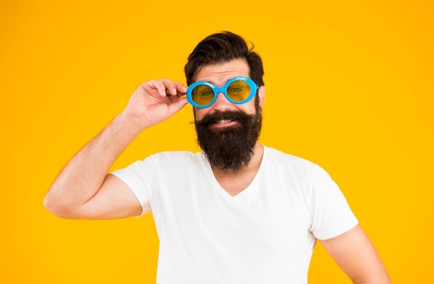 夏休み 紫外線保護の概念 男のアイウェア モデル ハンサムな男はサングラスを着用します トレンディなサングラスをかけた流行に敏感なひげを生やした男 完璧なビジョン 目の健康 ファッショナブルなサングラス