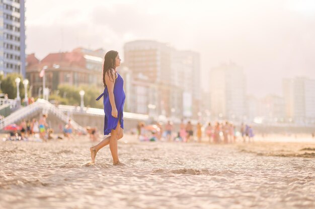 여름 휴가 활력과 도시 해변 라틴 여성 여행에서 일몰에 긍정적인 감정을 이완