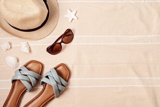 Vacanze estive piatte con accessori da spiaggia